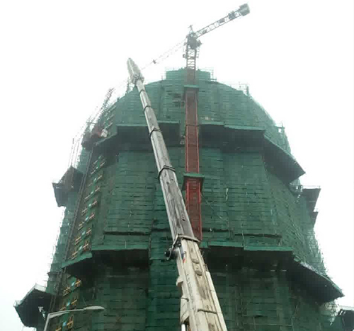 安多吊车在工地上作业
